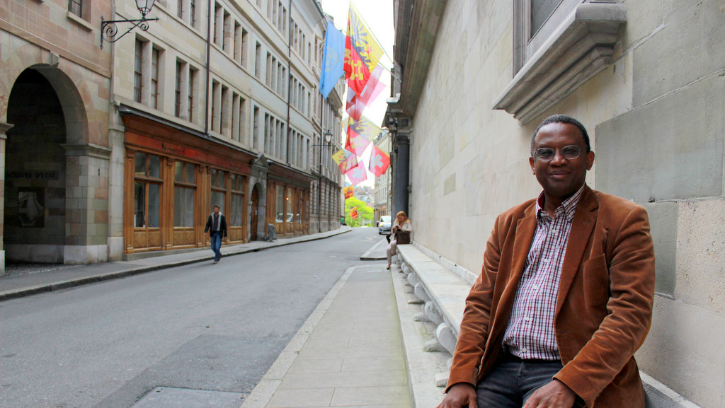 Alpha Dramé, 1e élu noir à la ville devant l'Hôtel de ville de Genève ©Alice Milot