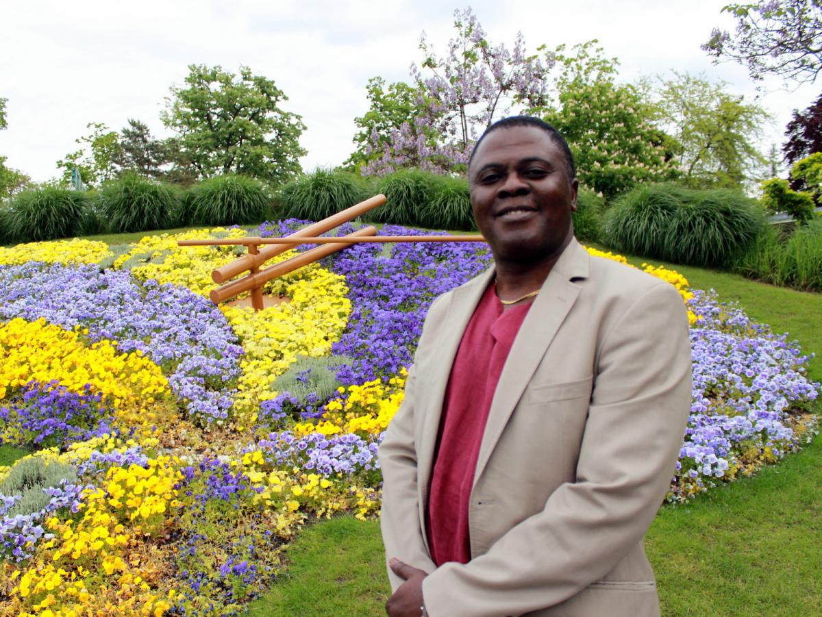  Kodzo Gaméda, togolais amoureux de Genève devant l'horloge fleurie du Jardin anglais © Alice Milot