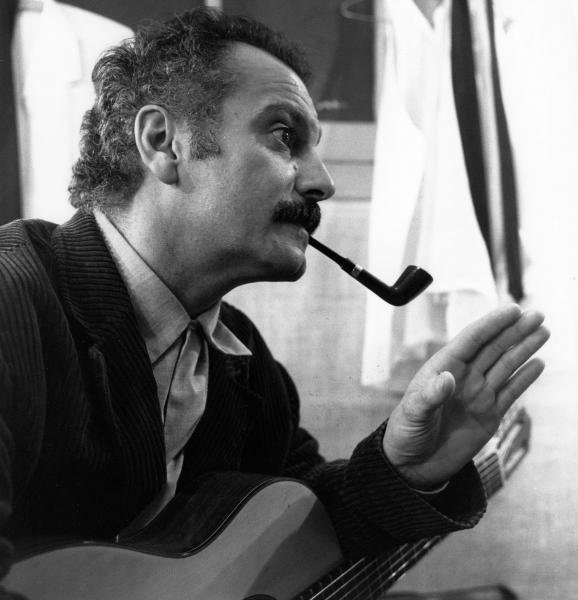 Georges Brassens à l'Olympia le 19 décembre 1962 © Robert Doisneau Georges Brassens à l'Olympia le 19 décembre 1962 © Robert Doisneau