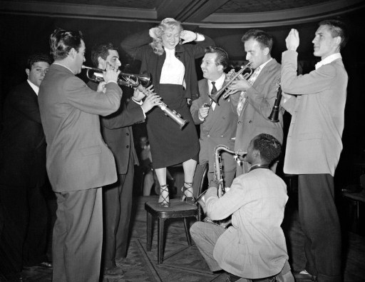 Les musiciens Don Diaz (à genoux), Claude Luter, Boris Vian, Aimé Barelli et Jacques Dièval (de D à G), autour de Michelle Vian, répètent au Lido de Paris le 4 mai 1948 avant l'ouverture du Festival international de Jazz © AFP