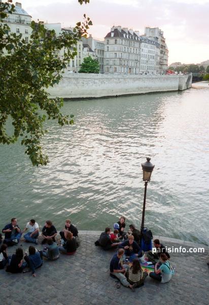 Détente sur les quais de Seine © Paris Tourist Office/Amélie Dupont