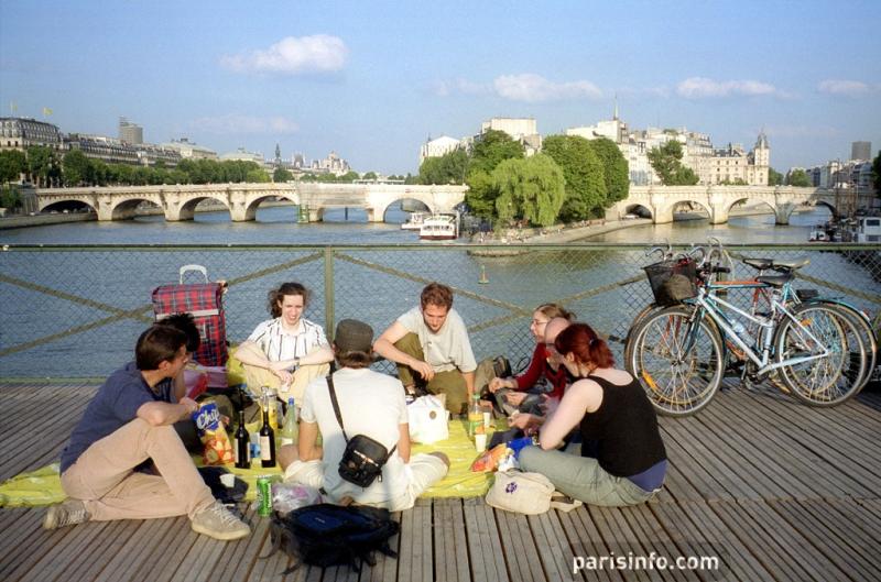 Pique-nique sur le pont des Arts © Paris Tourist Office/Amélie Dupont