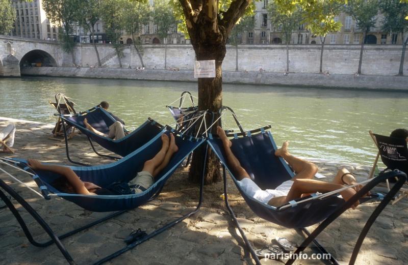 sieste sur les bords de Seine à Paris © Paris Tourist Office/Amélie Dupont