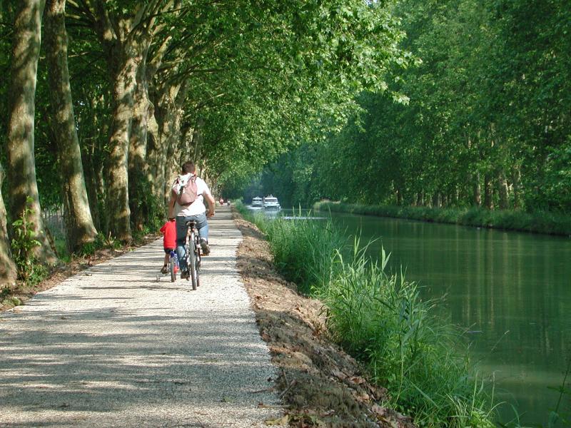 Balade à vélo le long du canal latéral à la Garonne, Lot-et-Garonne © CDT47
