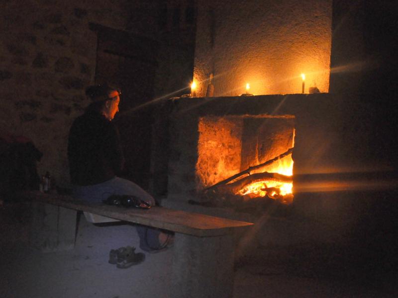 Devant la cheminée au refuge d'art du vieil Esclangon. Alpes-de-Haute-Provence ©ADT 04 - E. Olive