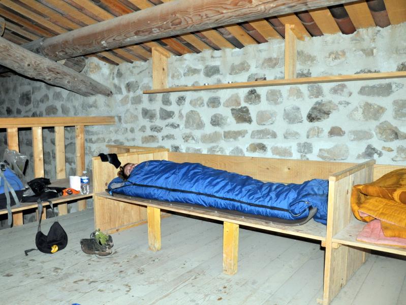 Le coucher au refuge d'art du vieil Esclangon. Alpes-de-Haute-Provence ©ADT 04 - E. Olive