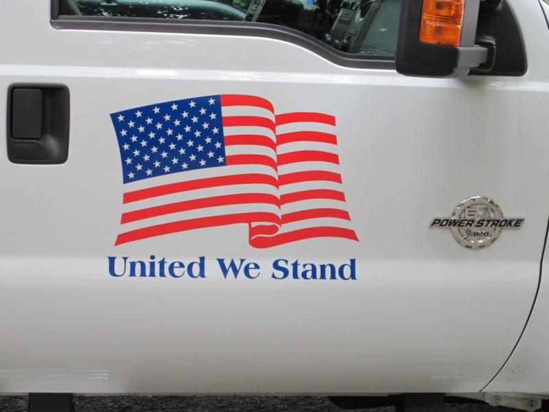 "Unis nous faisons face", une devise américaine qui s'affiche jusque sur les portières de voiture, New York