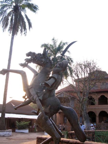 Statue du sultan Njoya Ibrahim, palais de Foumban, Cameroun