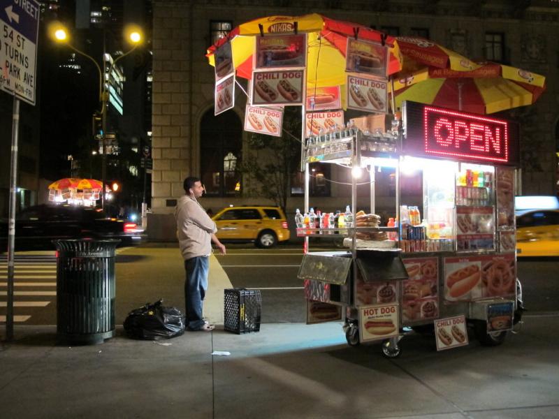 Un vendeur de rue immigré sur la 7e avenue, New York