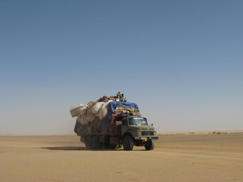 Camion dans l'erg du Djourab, Tchad