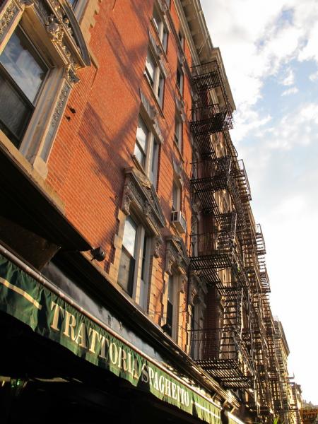 Une façade d'immeuble dans le quartier de Little Italy, New York