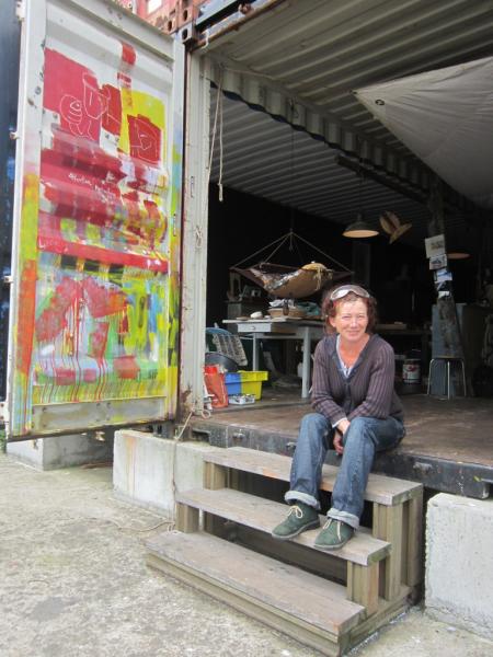 Catherine Raoulas devant son atelier, Lorient, Morbihan