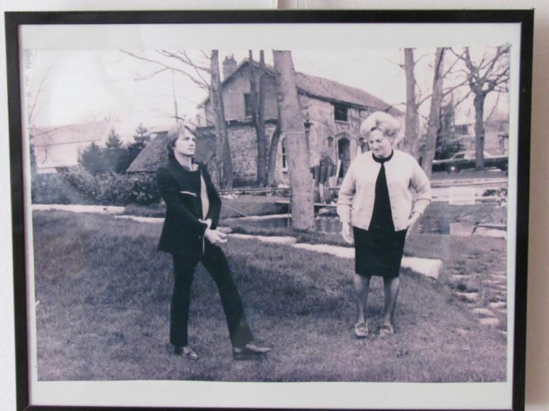 Claude François et sa mère au moulin, photo exposée au moulin de Dannemois