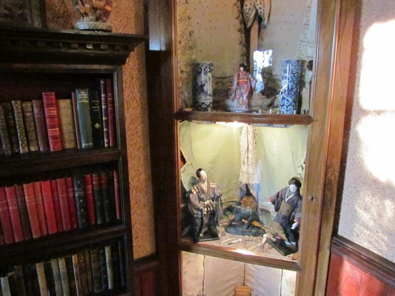 Vase venant de l'atelier de Toulouse-Lautrec à Paris / poupées japonaises achetées par le peintre à l'Exposition Universelle, Château du Bosc, Aveyron