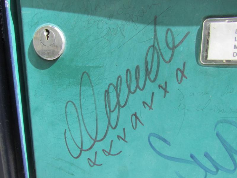 Graffitis actuels sur la boîte aux lettres du 122 bouvelard Exelmans, Paris