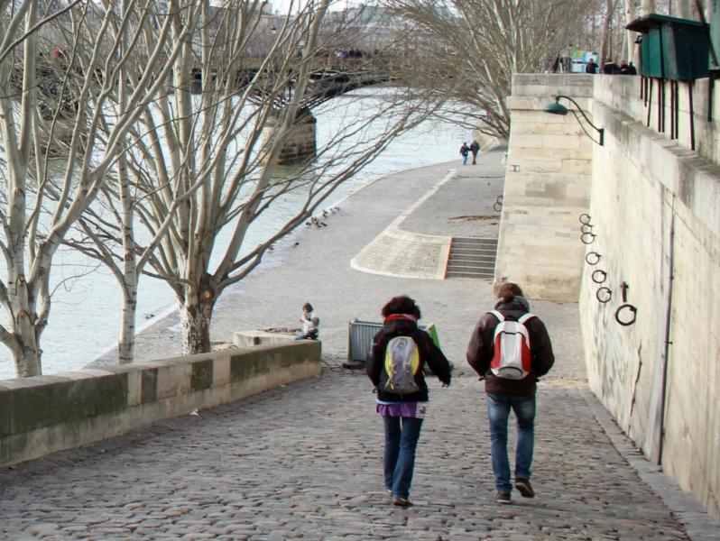 Amoureux sur les quais de Seine, Paris