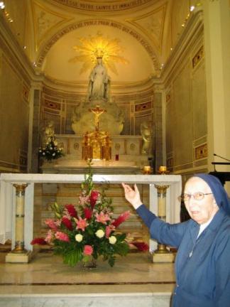L'autel de la Chapelle de la Médaille Miraculeuse montré par Soeur Marie-Madeleine @Alexia Gaillard