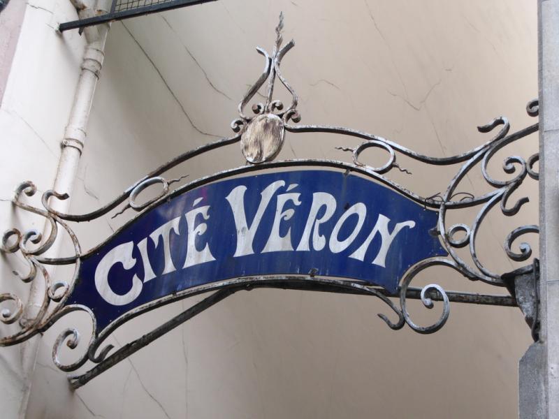 Entrée de la cité Véron, Boulevard de Clichy à Paris