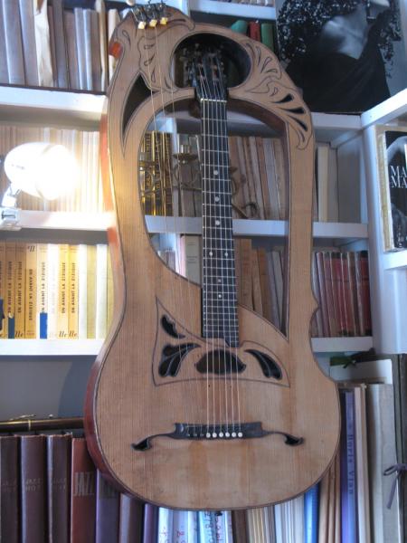 Guitare-lyre de Boris Vian dans son appartement parisien 