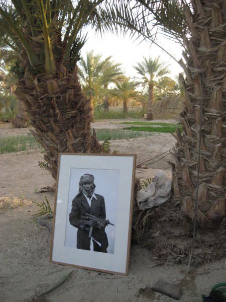 Un ex-rebelle garde sa photo prise par M-L de Decker, Faya-Largeau, Tchad