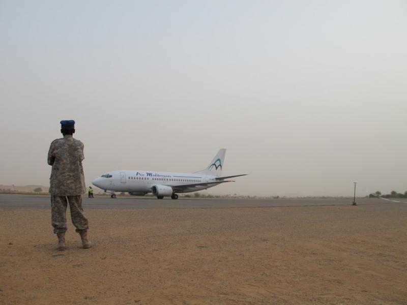 Avion affrété par Point Afrique sur l'aéroport de Faya-Largeau, Tchad