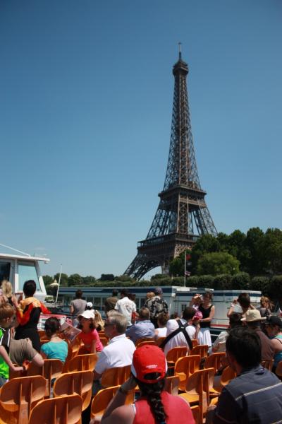 Bateau-mouche et Tour Eiffel