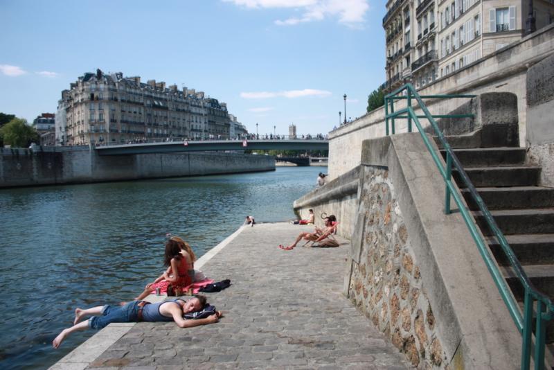 Bronzage sur les bords de Seine, Paris