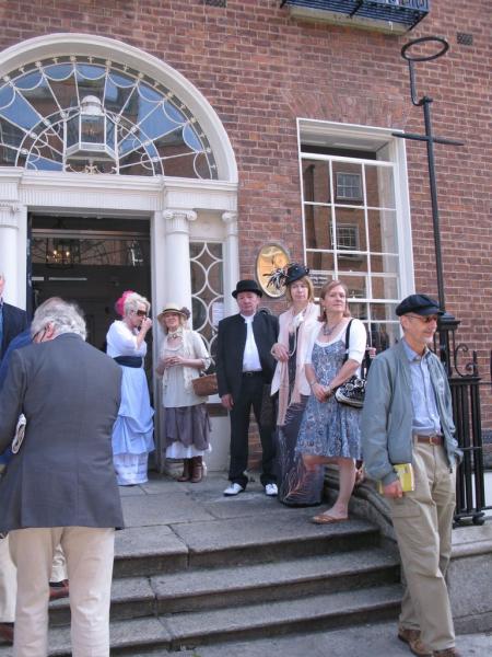 Participants au Bloomsday devant le James Joyce Center, Dublin