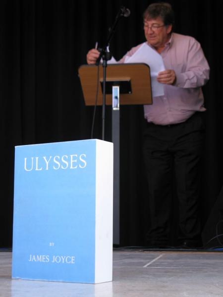 Lecture d'Ulysse dans le quartier de Temple Bar pendant le Bloomsday, Dublin