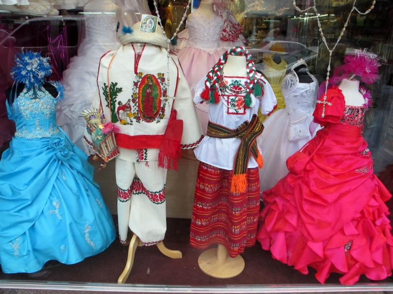 Une vitrine de costumes aux accents mexicains, Spanish Harlem, New York