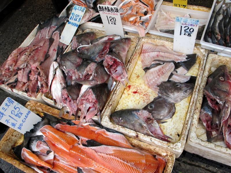 Des poissons vendus dans les rues de China Town, New York