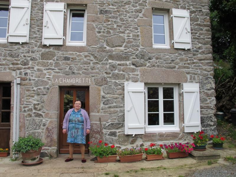 "Nénette" devant sa maison, Omonville-la-Petite, Manche