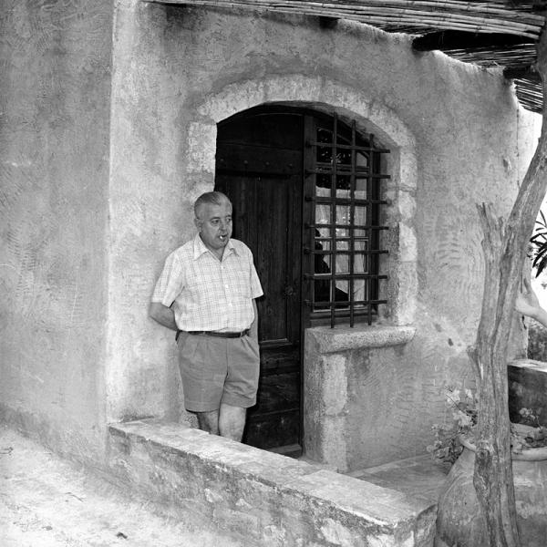 Jacques Prévert devant La Miette, Saint-Paul-de-Vence © Jacques Gomot Jacques Prévert devant La Miette, Saint-Paul-de-Vence © Jacques Gomot