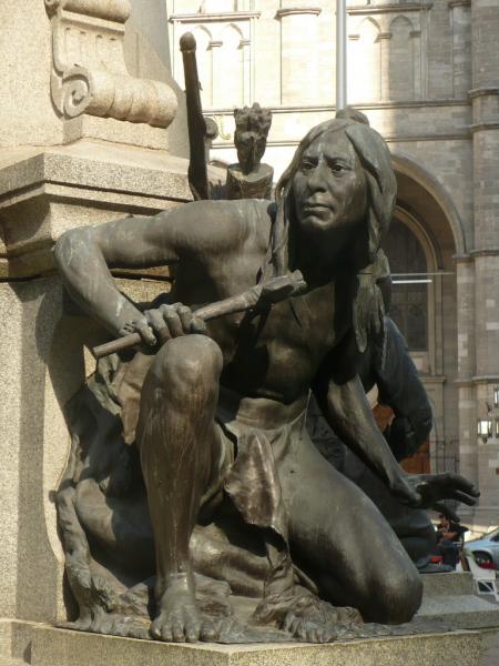 Iroquois au pied de la sattue de Maisonneuve sur la place d'Armes, vieux Montréal