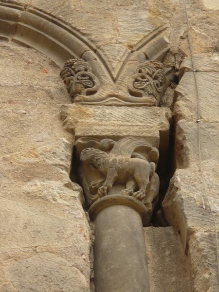 Détail de décoration médiévale sur une maison, Figeac