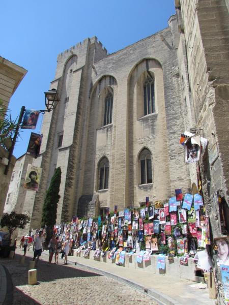 Arrière du palais des papes et affiches du Off, Avignon Palais des papes et affiches du Off, Avignon