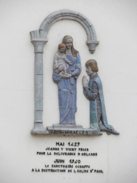 Jeanne d'Arc priant devant la vierge, façade de Notre-Dame-des-Miracles, Orléans