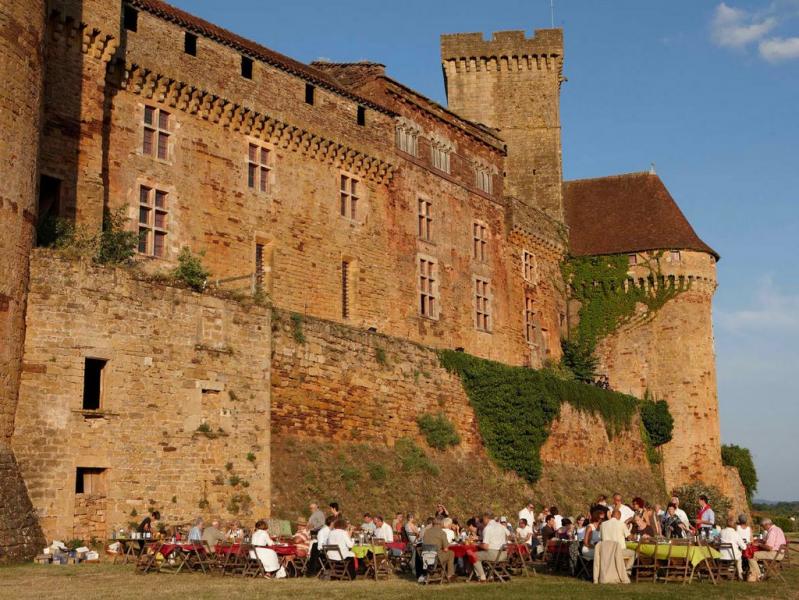 pique-nique au pied du Château de Castelnau-Bretenoux avant un spectacle, Festival de Saint-Céré
