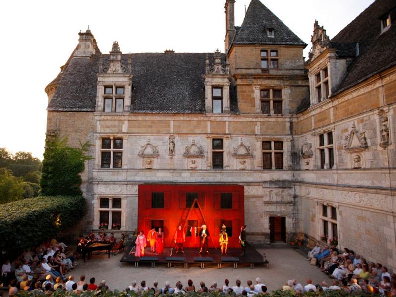 Représentation dans la cour du château de Montal, Festival de Saint-Céré