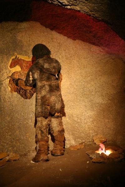 Le Thot, reconstitution du travail des hommes du paléolithique dans les cavernes