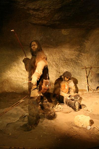 Le Thot, reconstitution du travail des hommes du paléolithique dans les cavernes © A. Benbrahim