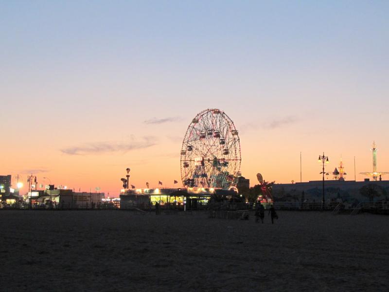Le Luna Park de Coney Island à la tombée du soir, New York