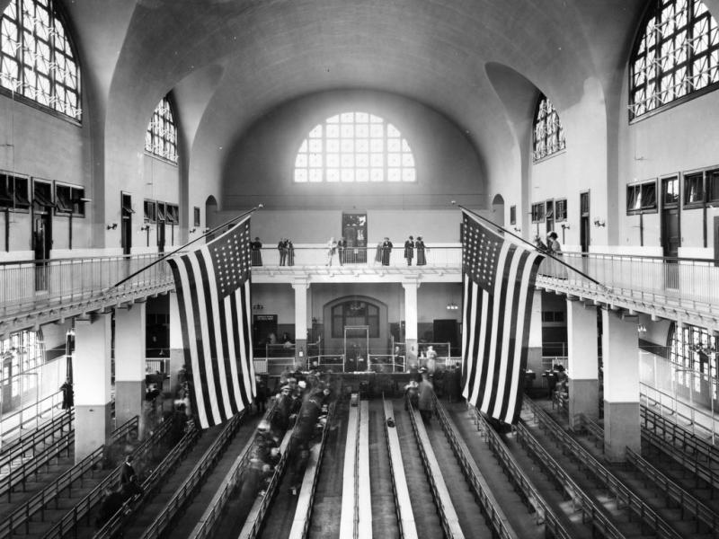 Le grand hall d'Ellis Island au début du XXème siècle, New York ©K.Daley