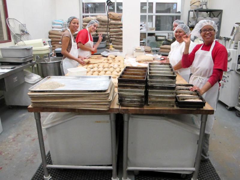 Dans les coulisses de la boulangerie Hot Bread Kitchen, plateforme d'insertion pour des femmes immigrés, Spanish Harlem, New York
