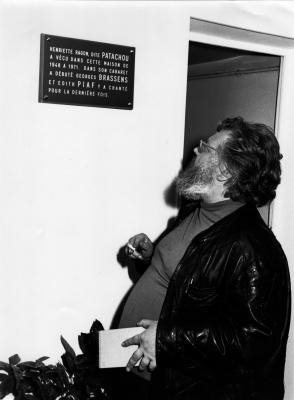 Bernard Dimey regardant la plaque apposée devant l'ex cabaret de Patachou © Galerie Roussart, Montmartre