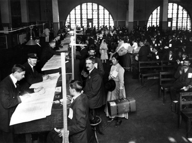 Les bureaux d'accueil et de formalités d'Ellis Island au début du XXème siècle, New York ©K.Daley